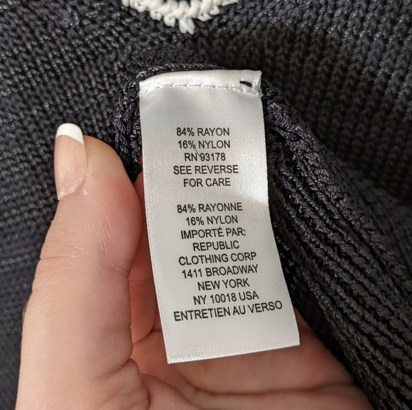 New Luxurious Elie Tahari Flattering Black V-Neck Knit Sweater Size Small *FLAW - Picture 7 of 7